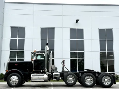 More photos of 2006 PETERBILT 379 at Forge Truck Centers - Illinois, IL