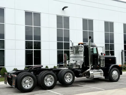 More photos of 2006 PETERBILT 379 at Forge Truck Centers - Illinois, IL