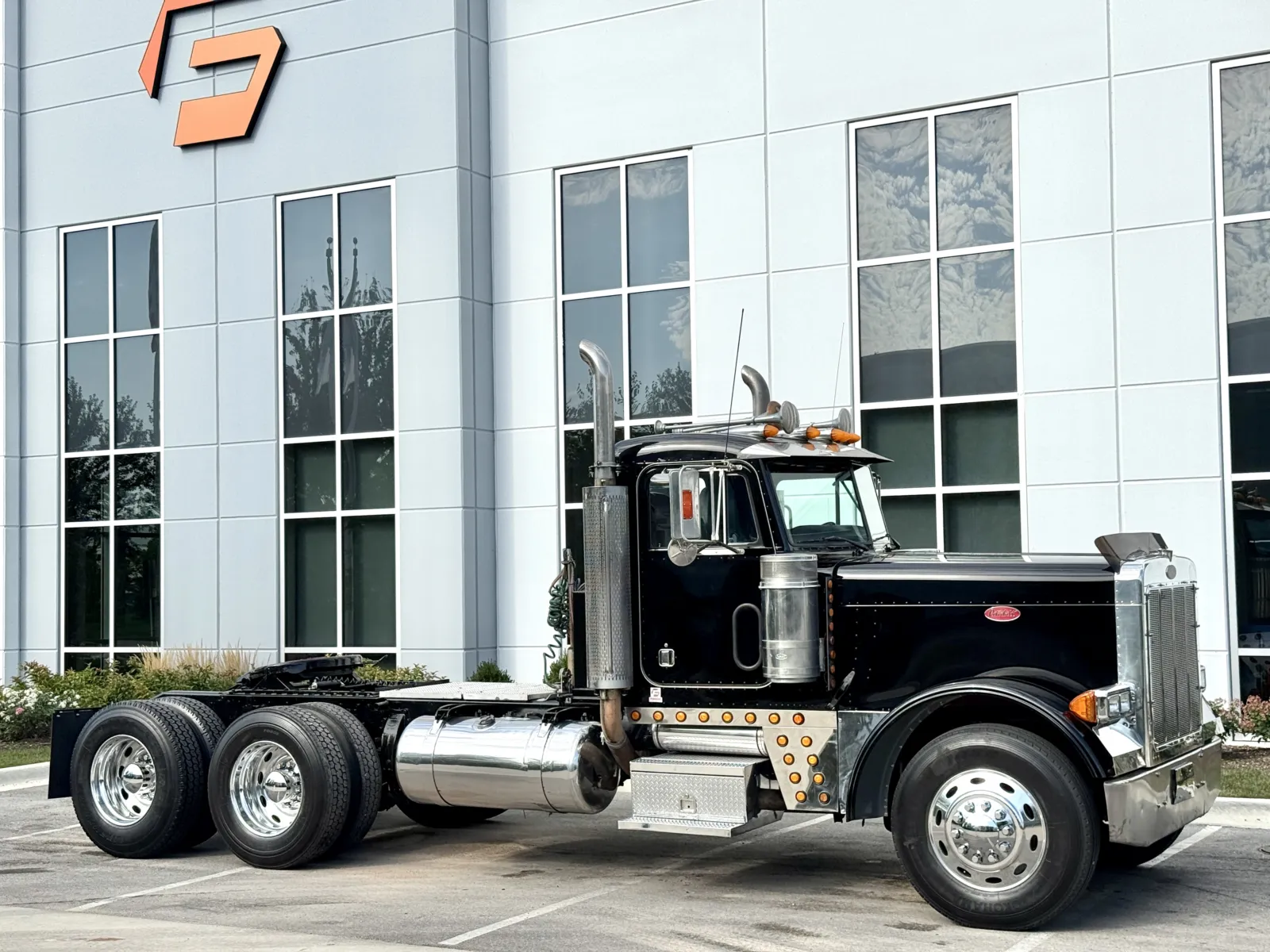 2002 Peterbilt 379 in New Lenox, IL — photo 2