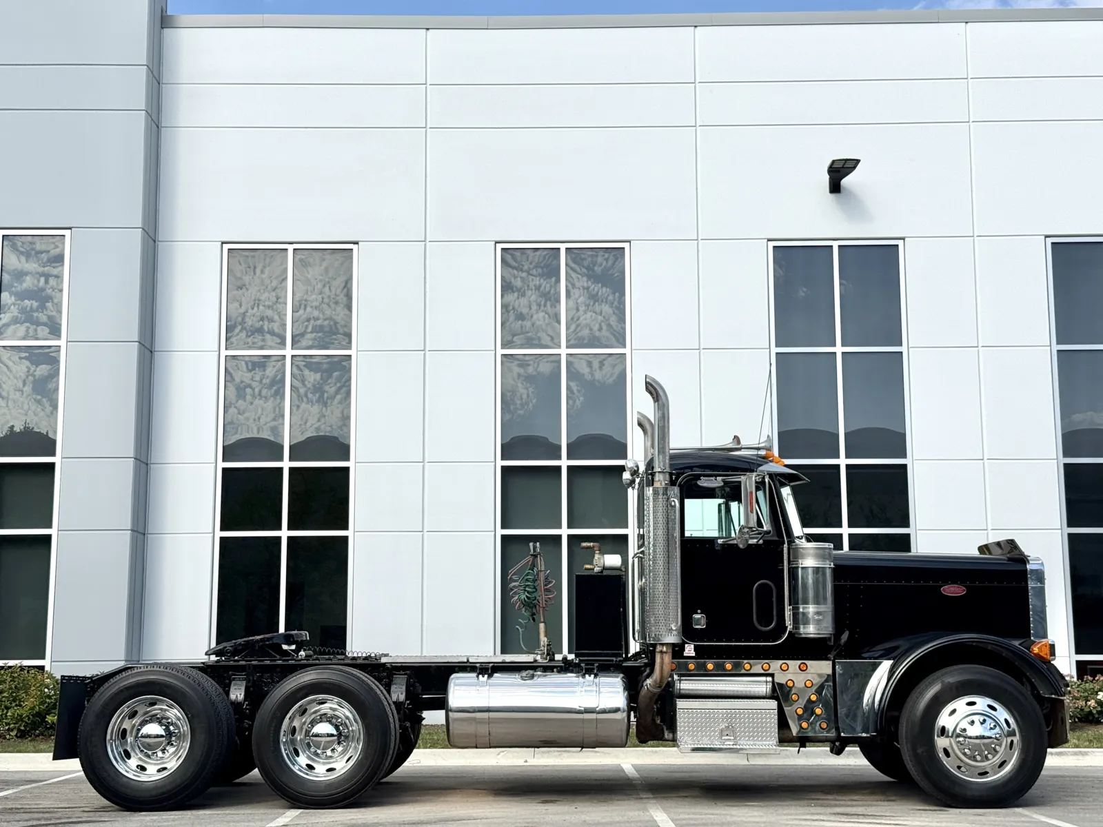 2002 Peterbilt 379 in New Lenox, IL — photo 3