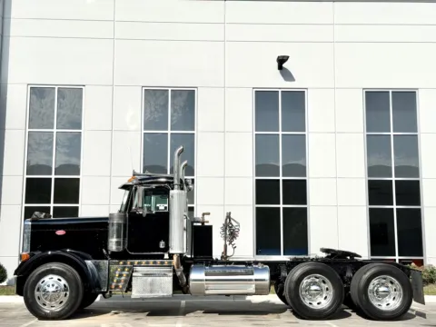 More photos of 2002 PETERBILT 379 at Forge Truck Centers - Illinois, IL