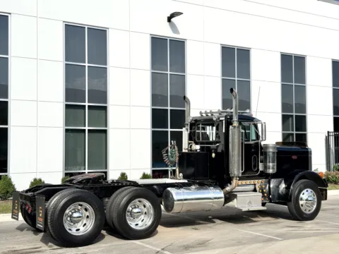 More photos of 2002 PETERBILT 379 at Forge Truck Centers - Illinois, IL