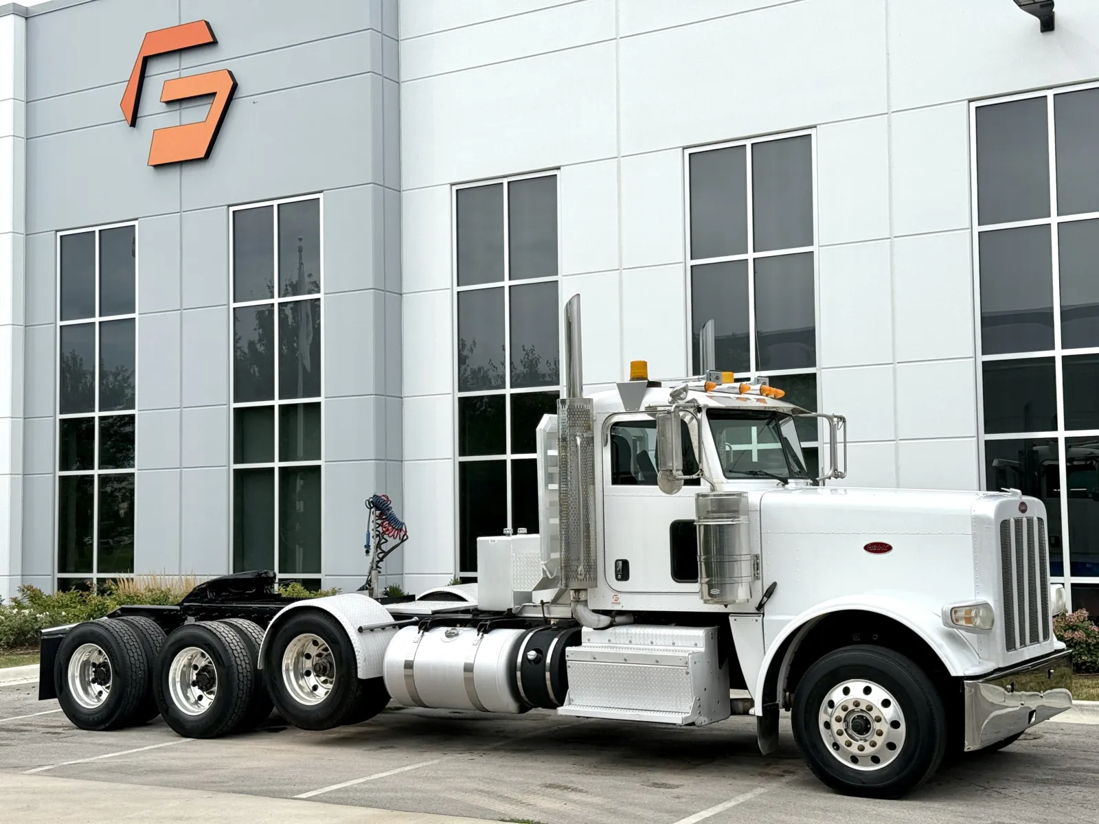 2012 Peterbilt 388 in New Lenox, IL — photo 2