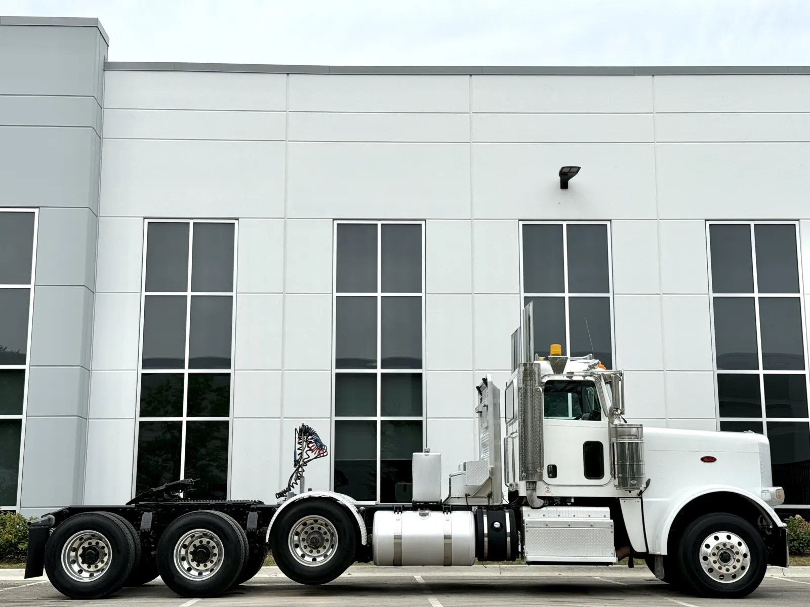 2012 Peterbilt 388 in New Lenox, IL — photo 3