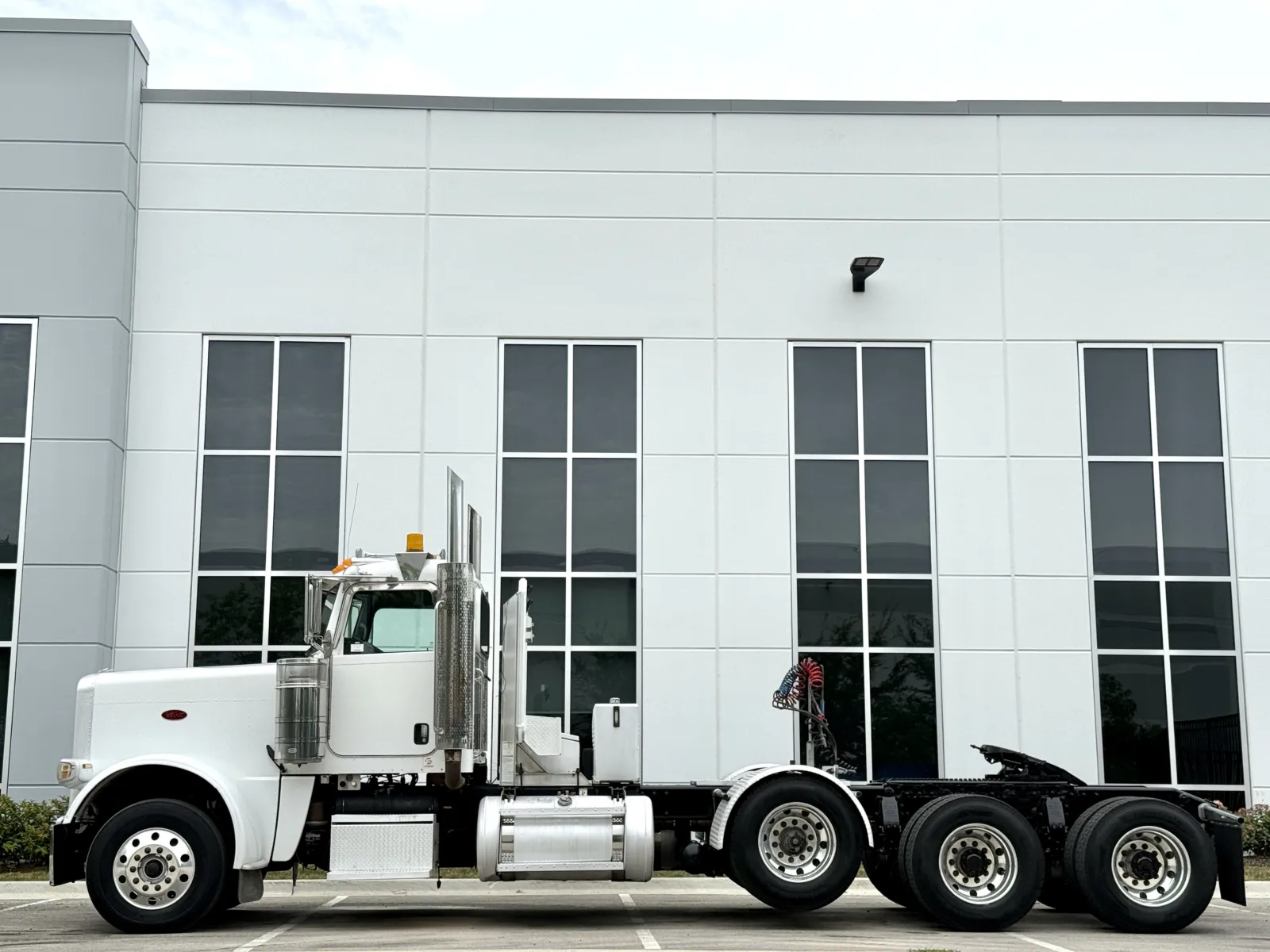 2012 Peterbilt 388 in New Lenox, IL — photo 4