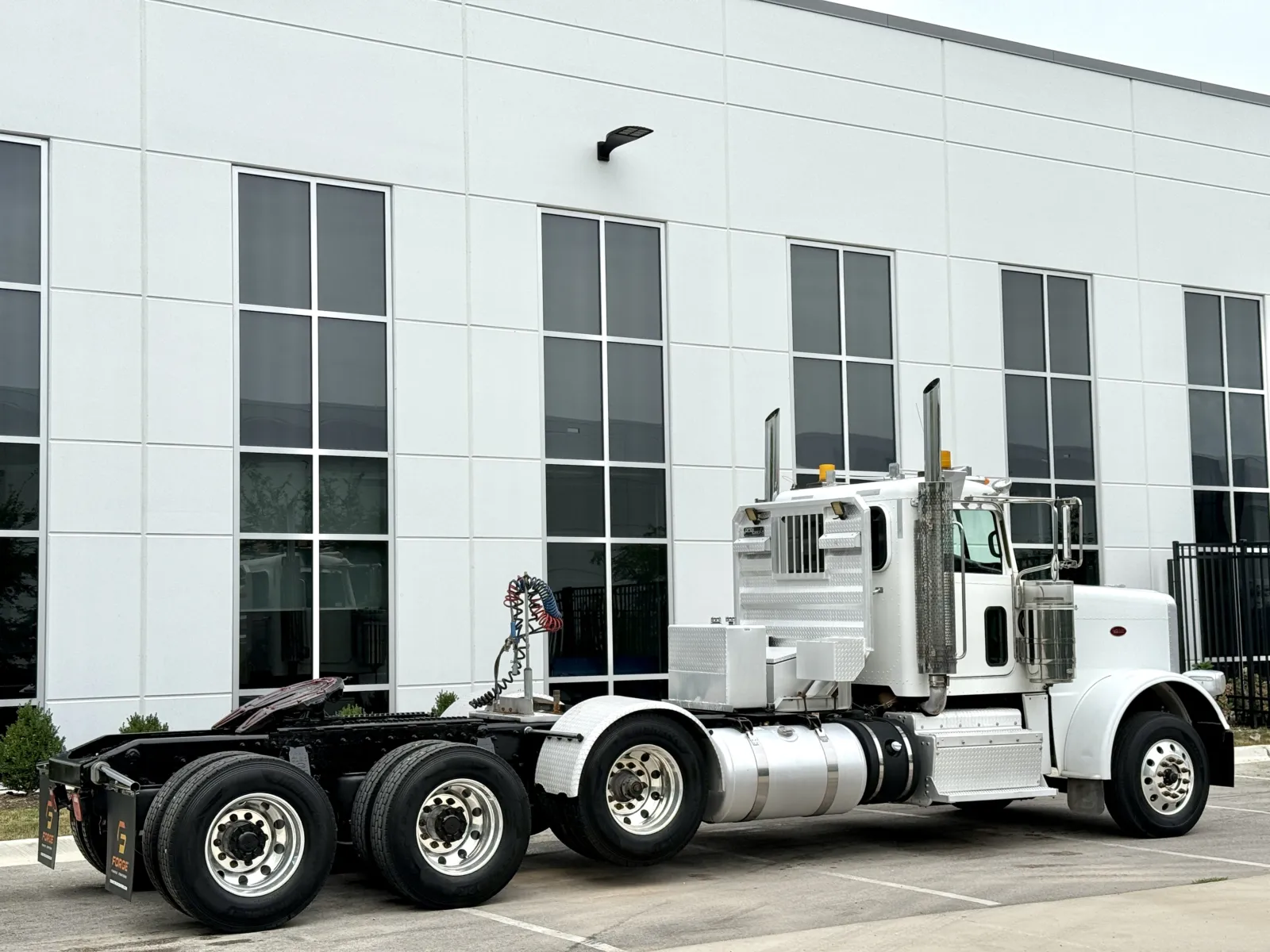 2012 Peterbilt 388 in New Lenox, IL — photo 5