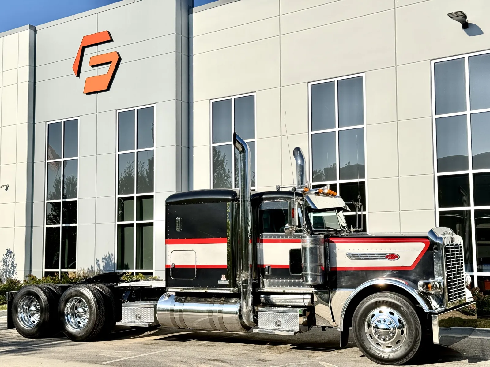 2016 Peterbilt 389 in New Lenox, IL — photo 2