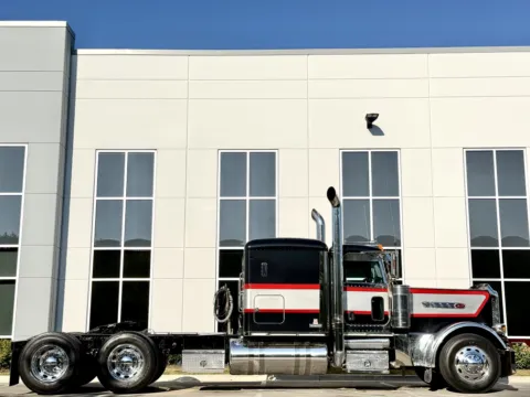Another view of 2016 PETERBILT 389 for sale in New Lenox, IL at Forge Truck Centers - Illinois