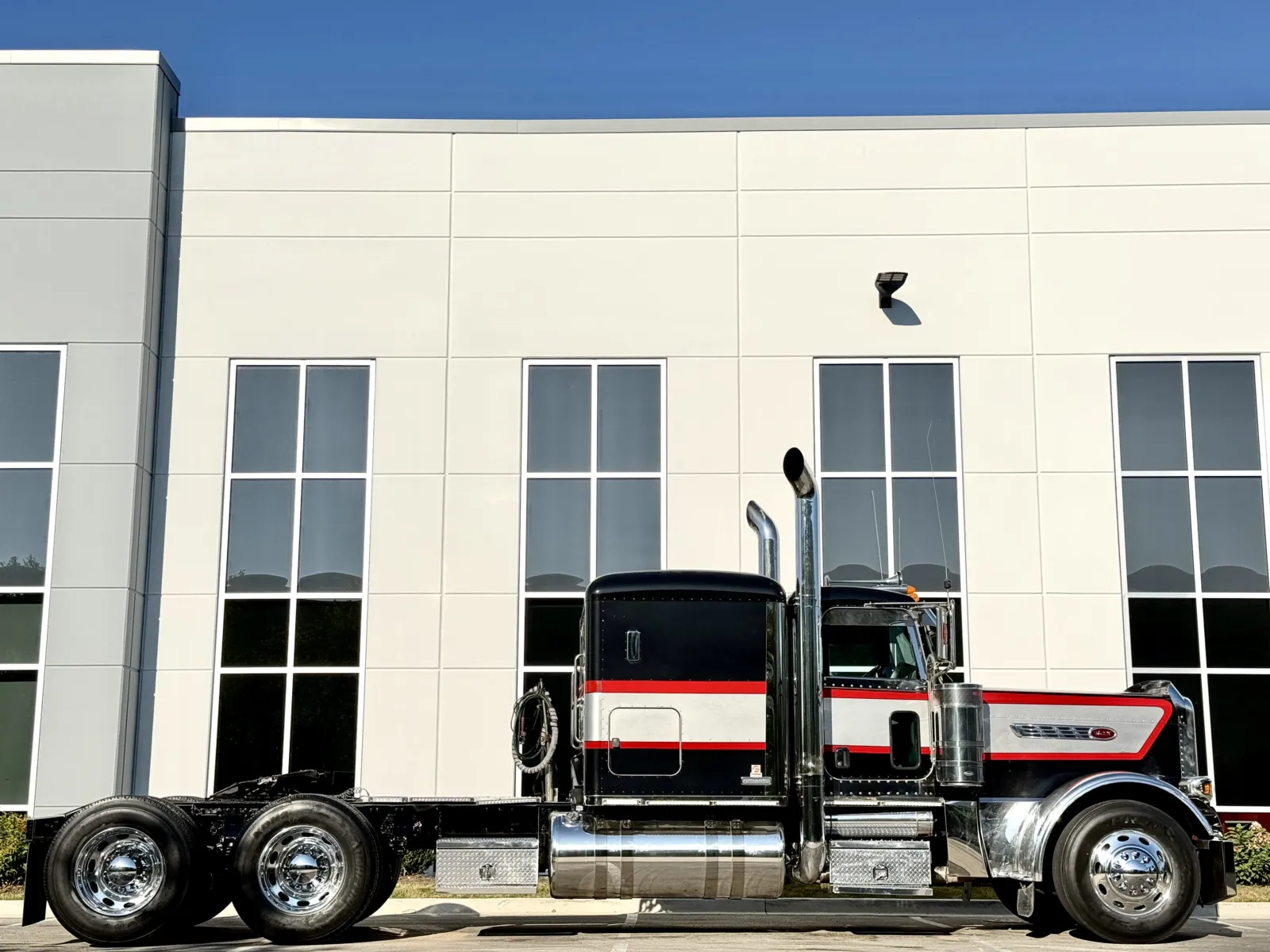 2016 Peterbilt 389 in New Lenox, IL — photo 3