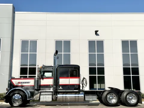 More photos of 2016 PETERBILT 389 at Forge Truck Centers - Illinois, IL