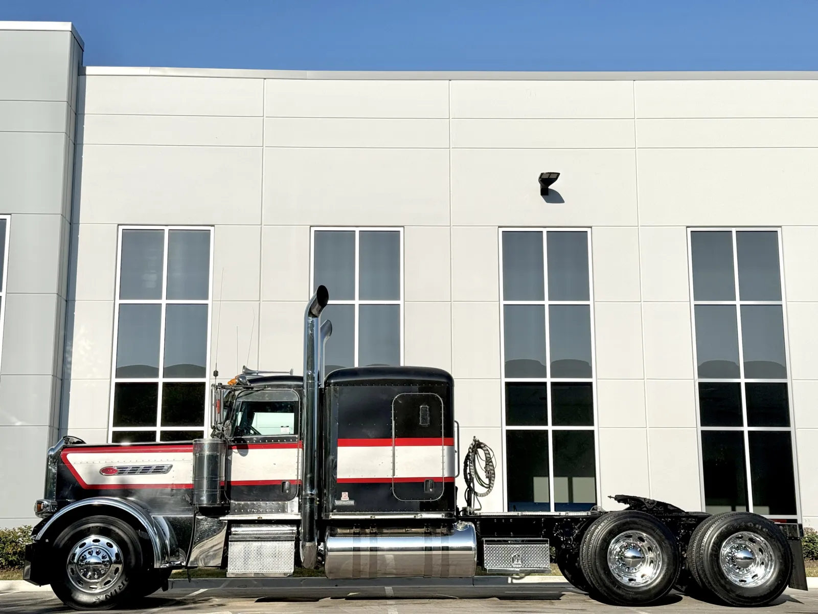 2016 Peterbilt 389 in New Lenox, IL — photo 4