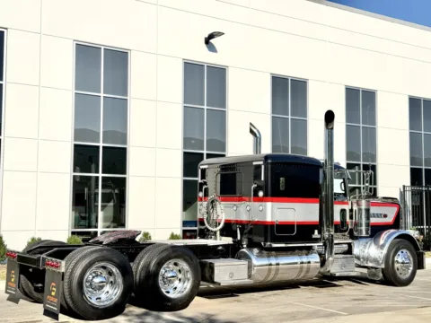 More photos of 2016 PETERBILT 389 at Forge Truck Centers - Illinois, IL