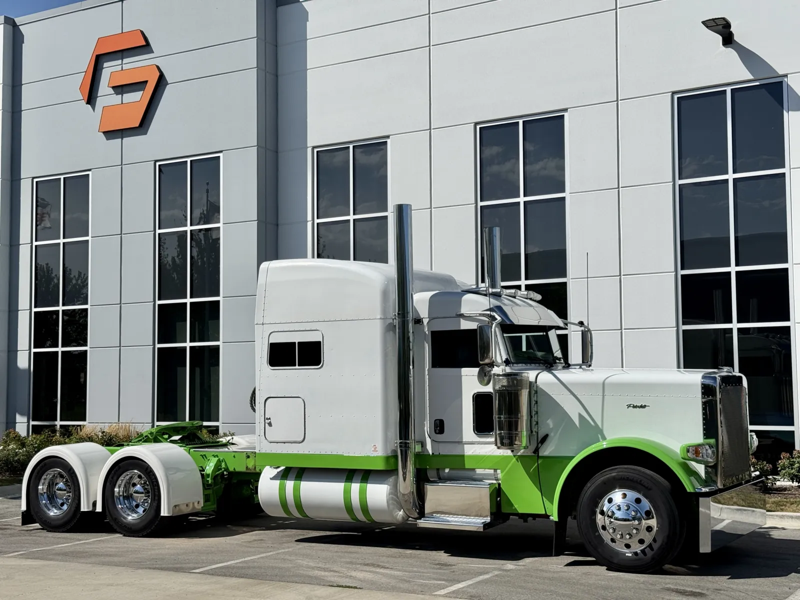 2014 Peterbilt 389 in New Lenox, IL — photo 2