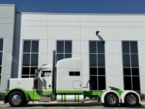 More photos of 2014 PETERBILT 389 at Forge Truck Centers - Illinois, IL