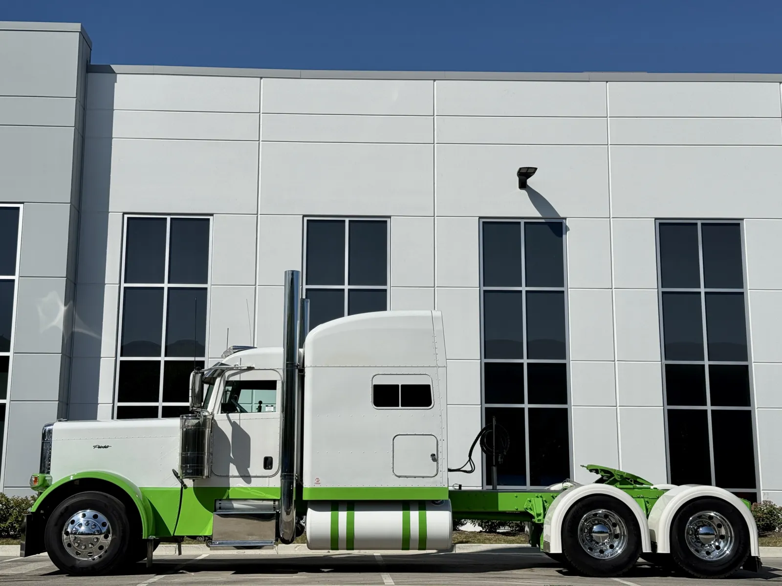 2014 Peterbilt 389 in New Lenox, IL — photo 4
