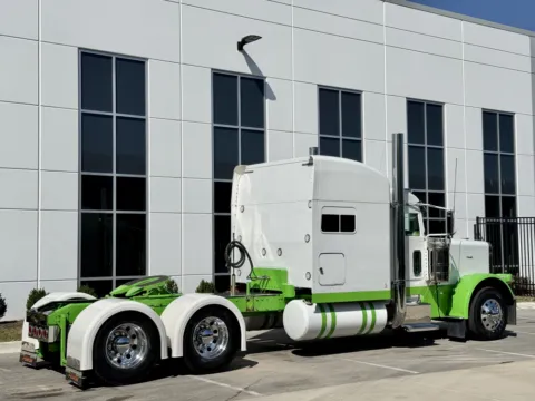 More photos of 2014 PETERBILT 389 at Forge Truck Centers - Illinois, IL