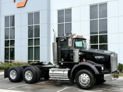 Photos of 2000 KENWORTH T800 for sale in New Lenox, IL at Forge Truck Centers - Illinois