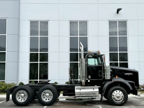 Another view of 2000 KENWORTH T800 for sale in New Lenox, IL at Forge Truck Centers - Illinois