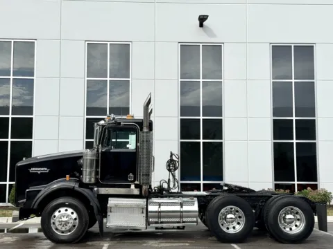 More photos of 2000 KENWORTH T800 at Forge Truck Centers - Illinois, IL
