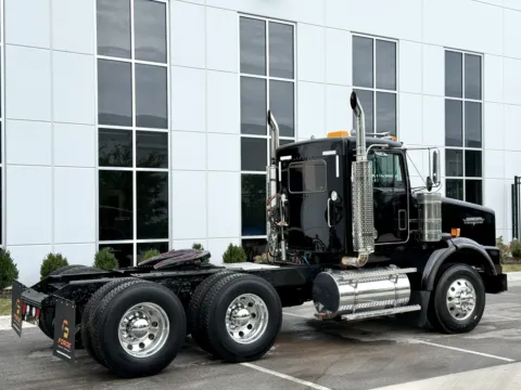 More photos of 2000 KENWORTH T800 at Forge Truck Centers - Illinois, IL