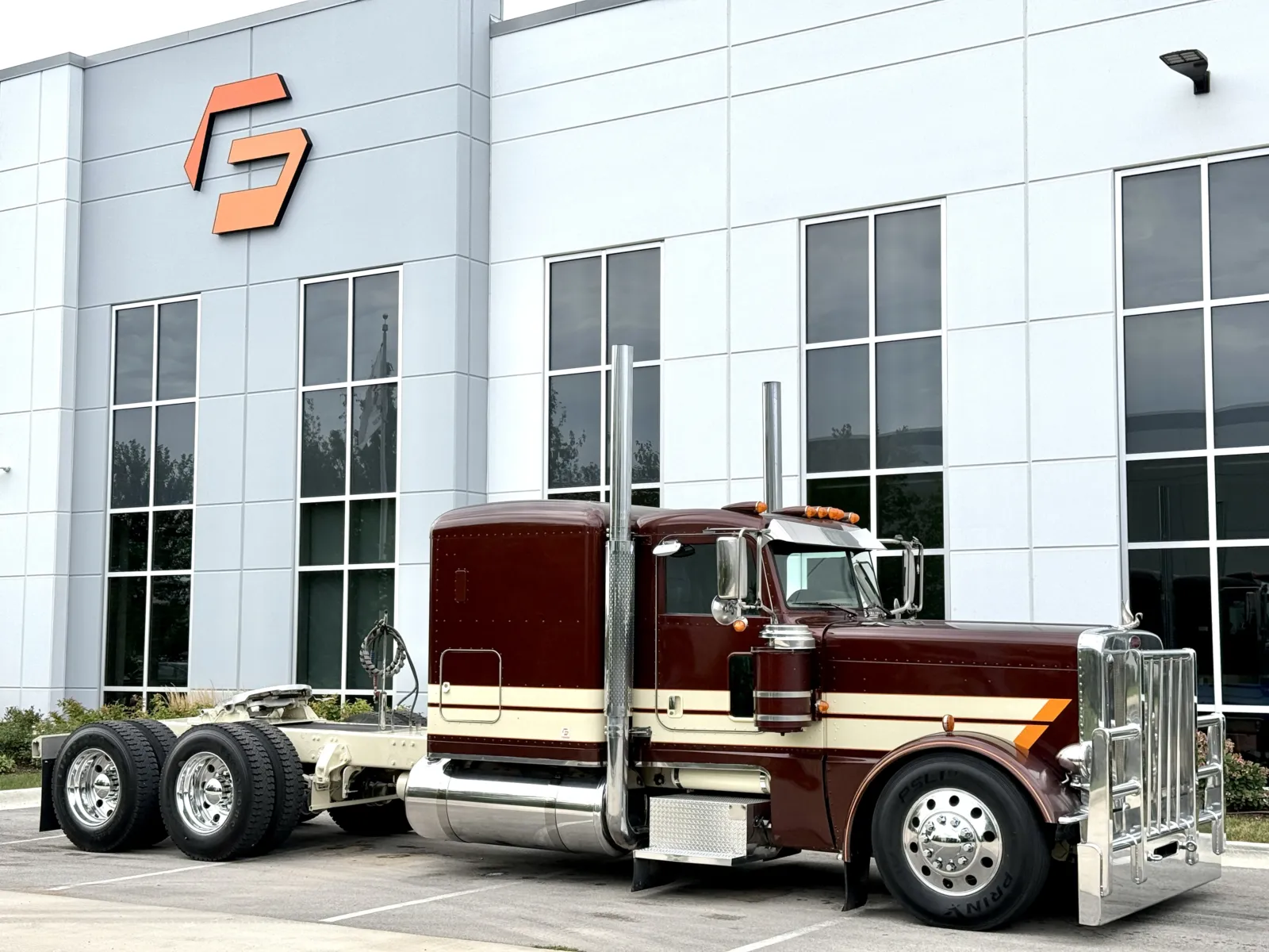 2017 Peterbilt 389 in New Lenox, IL — photo 2