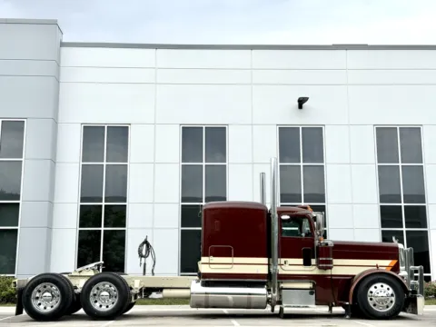 Another view of 2017 PETERBILT 389 for sale in New Lenox, IL at Forge Truck Centers - Illinois