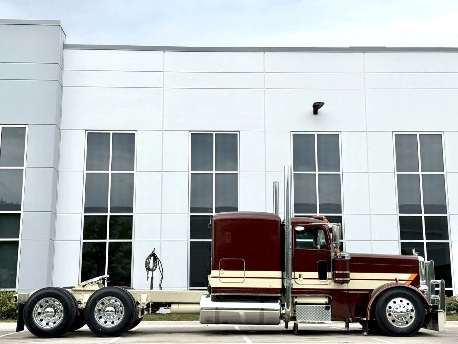 2017 Peterbilt 389 in New Lenox, IL — photo 3
