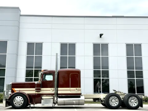 More photos of 2017 PETERBILT 389 at Forge Truck Centers - Illinois, IL