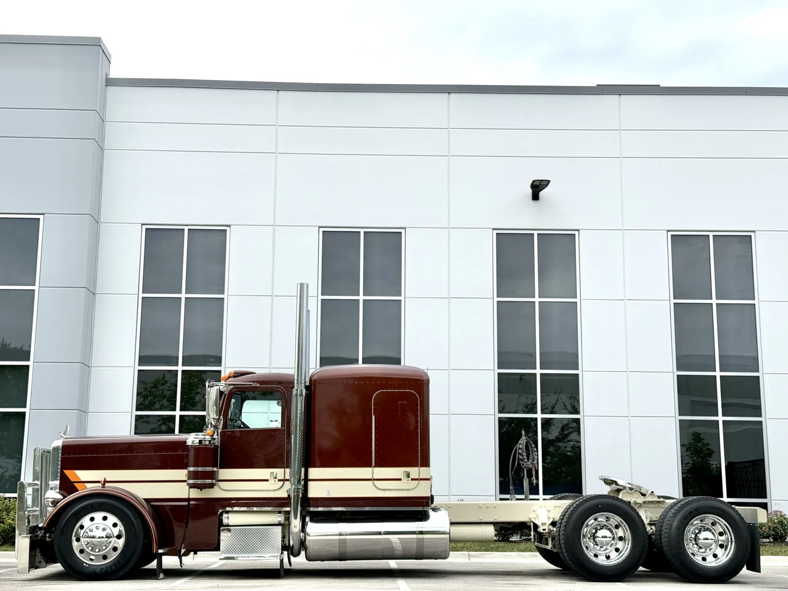 2017 Peterbilt 389 in New Lenox, IL — photo 4