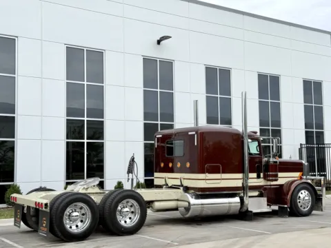 More photos of 2017 PETERBILT 389 at Forge Truck Centers - Illinois, IL