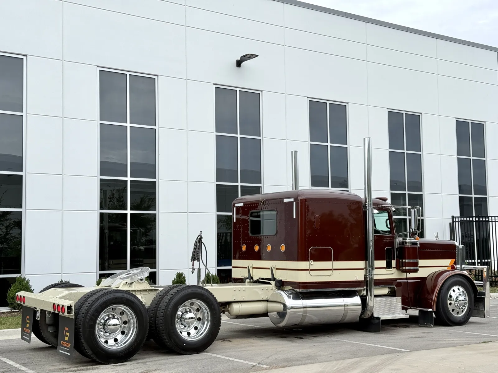 2017 Peterbilt 389 in New Lenox, IL — photo 5