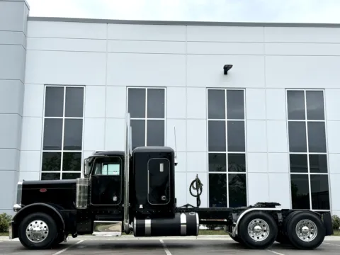More photos of 1996 PETERBILT 379 at Forge Truck Centers - Illinois, IL