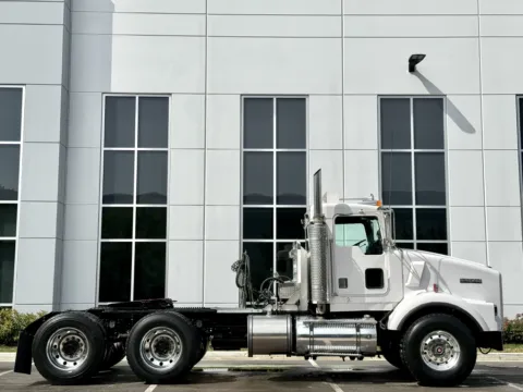 Another view of 1997 KENWORTH T800 for sale in New Lenox, IL at Forge Truck Centers - Illinois
