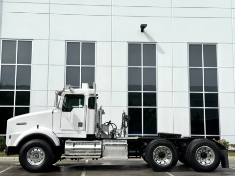 More photos of 1997 KENWORTH T800 at Forge Truck Centers - Illinois, IL