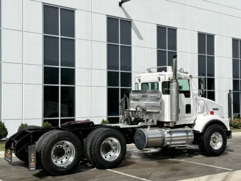 More photos of 1997 KENWORTH T800 at Forge Truck Centers - Illinois, IL