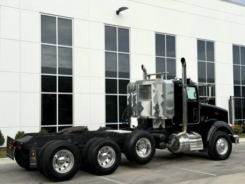 More photos of 2007 PETERBILT 357 at Forge Truck Centers - Illinois, IL