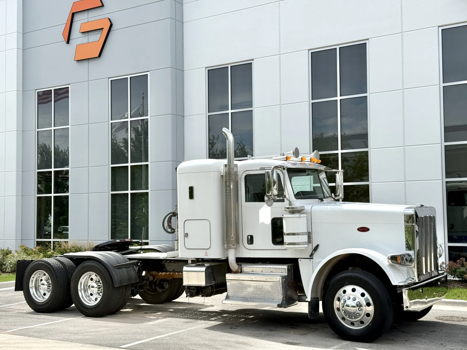 2015 Peterbilt 389 in New Lenox, IL — photo 2