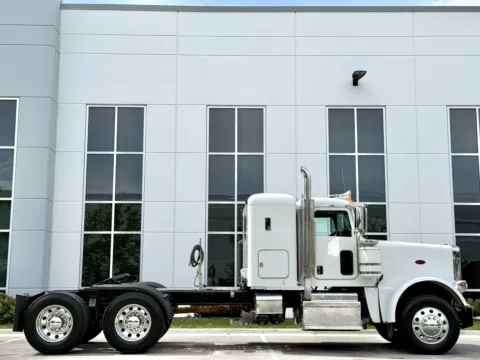 Another view of 2015 PETERBILT 389 for sale in New Lenox, IL at Forge Truck Centers - Illinois