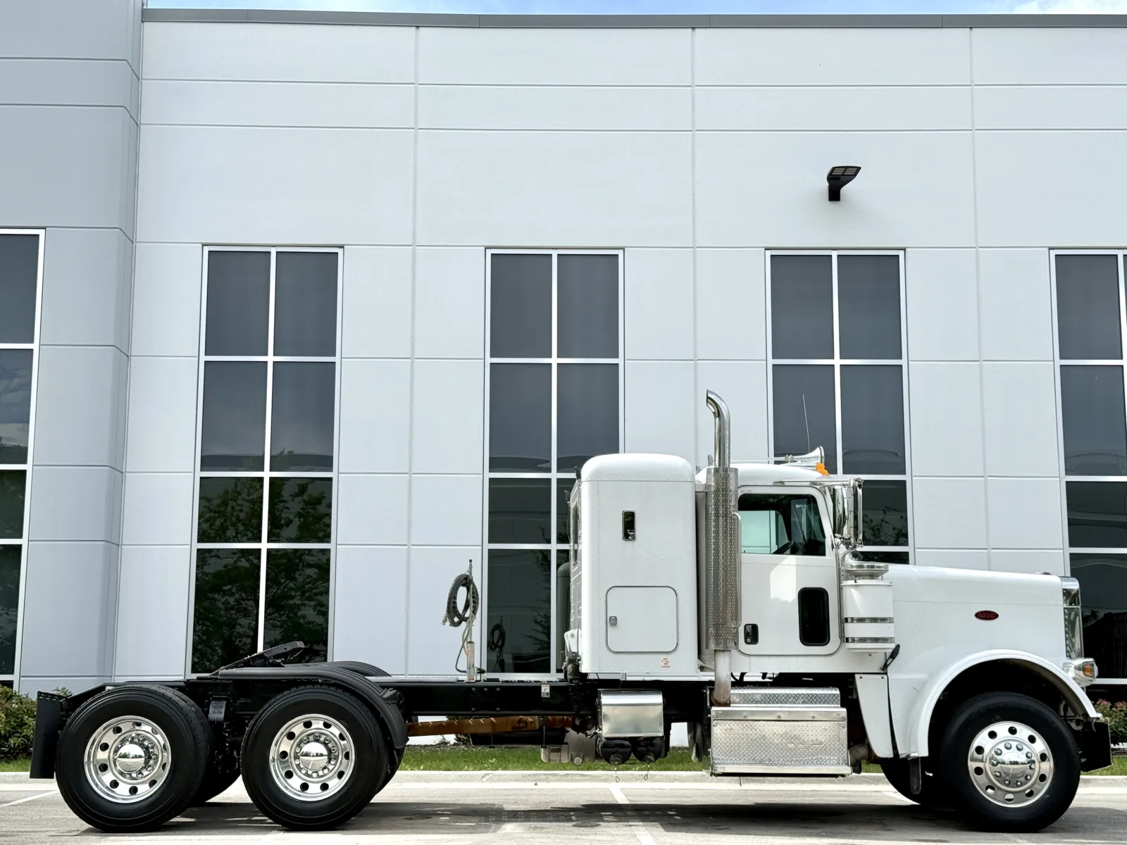 2015 Peterbilt 389 in New Lenox, IL — photo 3