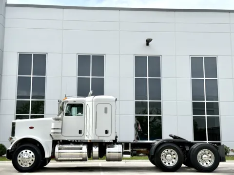 More photos of 2015 PETERBILT 389 at Forge Truck Centers - Illinois, IL