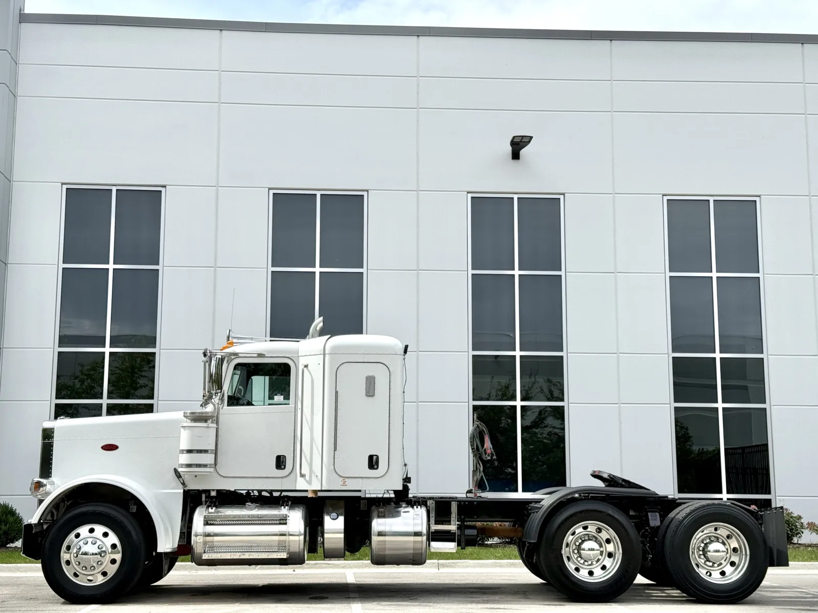 2015 Peterbilt 389 in New Lenox, IL — photo 4