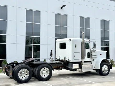 More photos of 2015 PETERBILT 389 at Forge Truck Centers - Illinois, IL