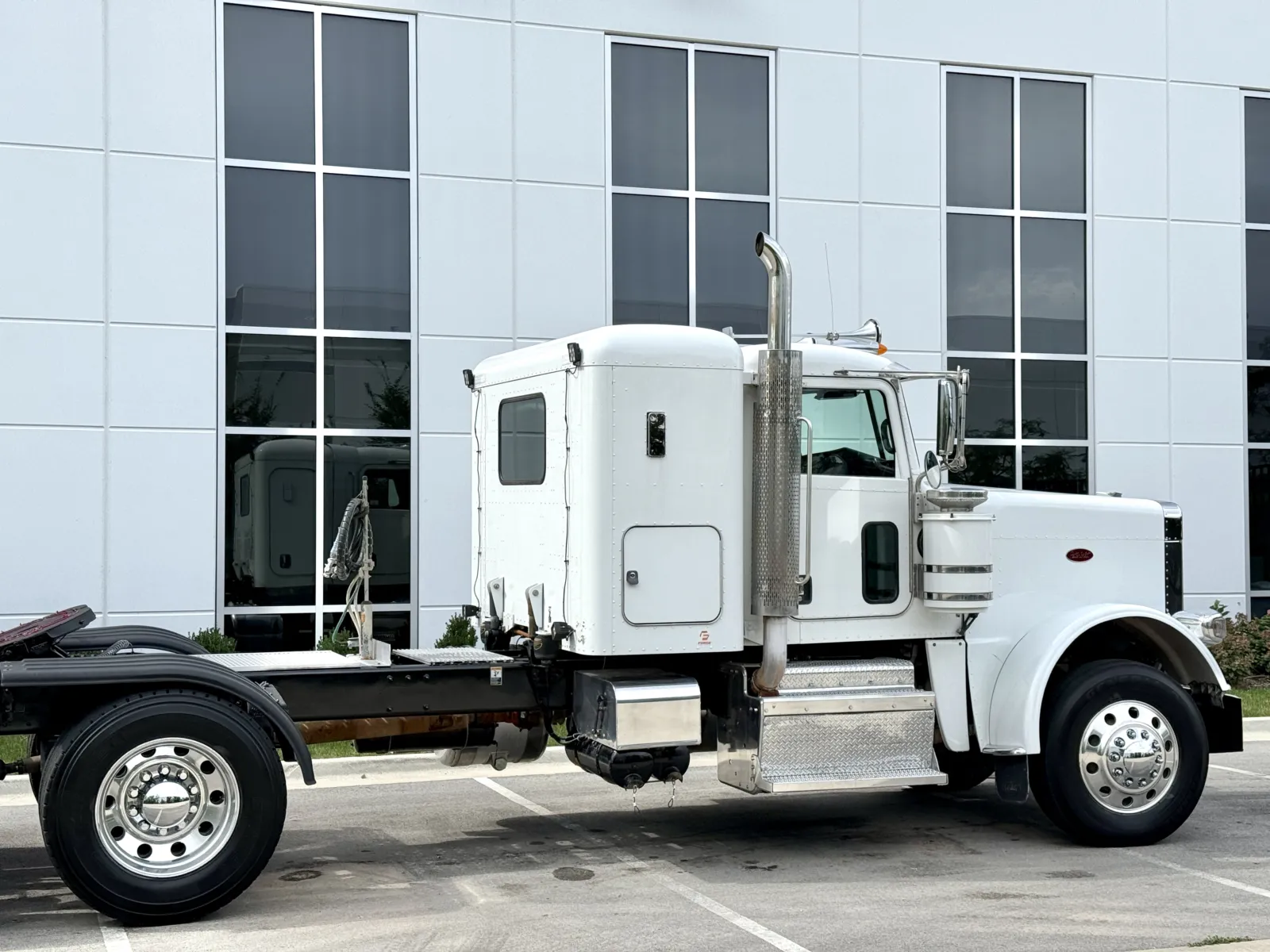 2015 Peterbilt 389 in New Lenox, IL — photo 7