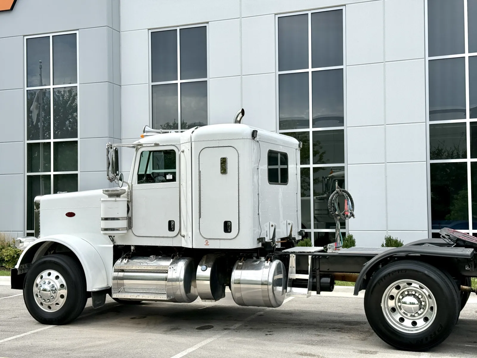2015 Peterbilt 389 in New Lenox, IL — photo 8