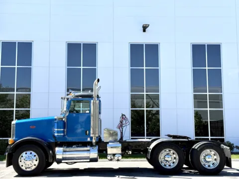 More photos of 2005 PETERBILT 378 at Forge Truck Centers - Illinois, IL