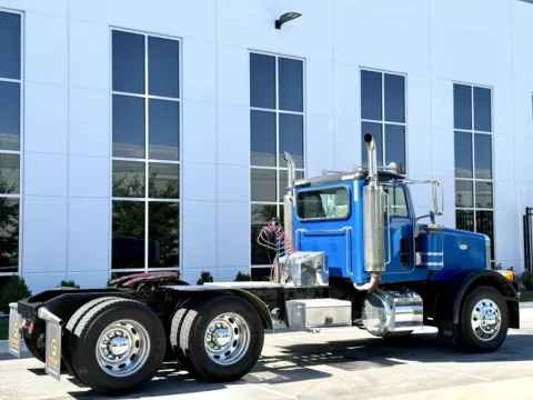 More photos of 2005 PETERBILT 378 at Forge Truck Centers - Illinois, IL