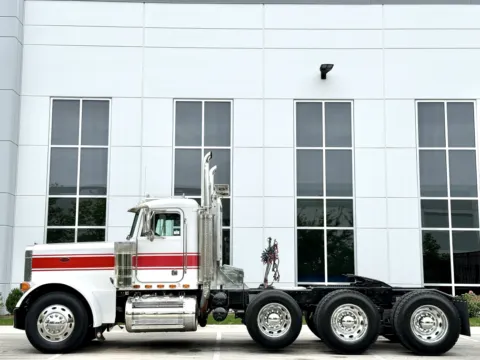 More photos of 2001 PETERBILT 379 at Forge Truck Centers - Illinois, IL