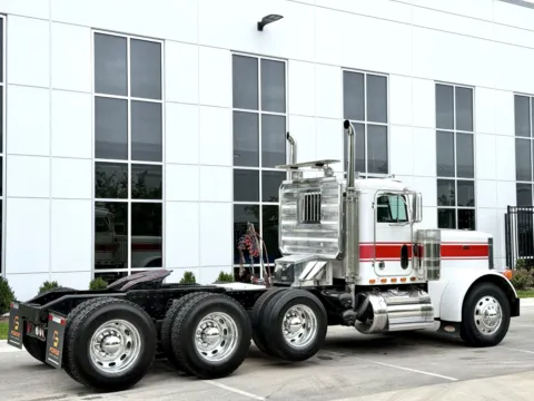 More photos of 2001 PETERBILT 379 at Forge Truck Centers - Illinois, IL