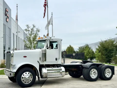 2011 PETERBILT 388 for sale in New Lenox, IL
