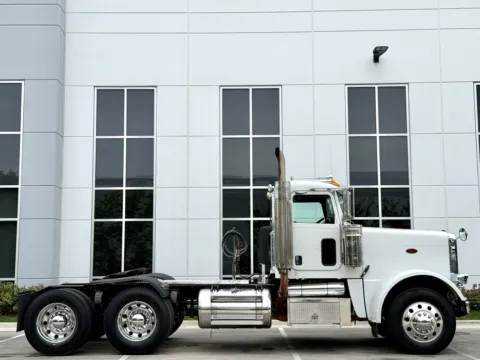Another view of 2011 PETERBILT 388 for sale in New Lenox, IL at Forge Truck Centers - Illinois